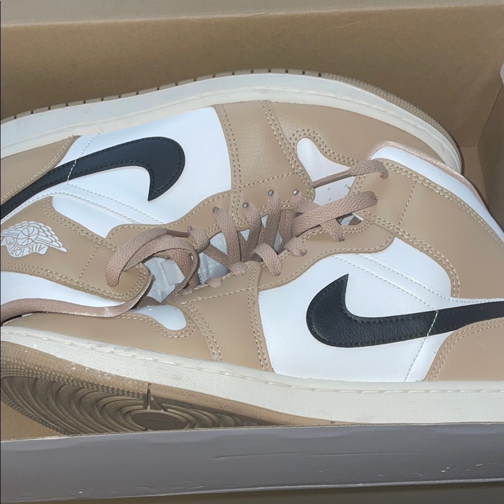 Women’s Air Jordan 1 mid Sail/Black-Desert